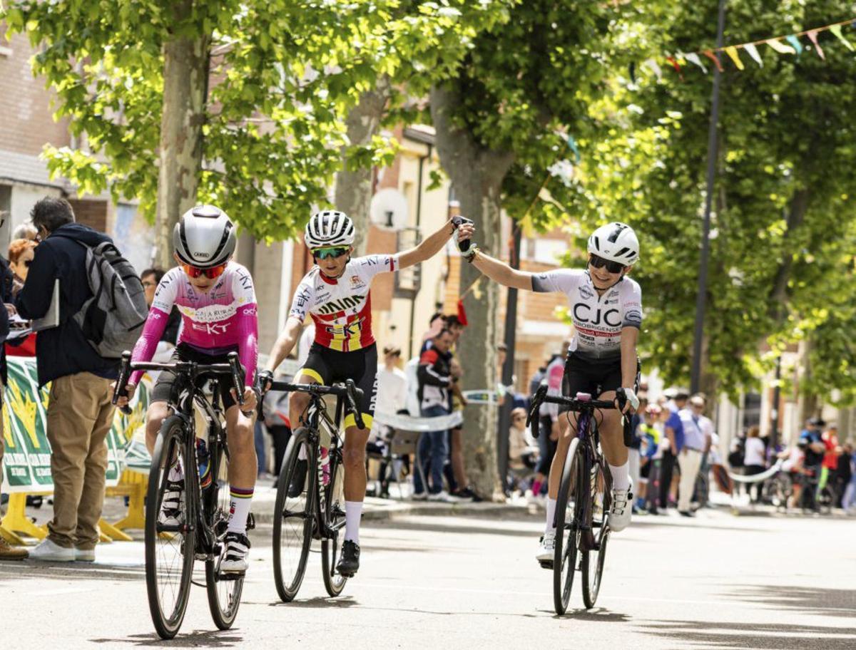 Ciclistas celebrando su llegada a meta. | CD SEMURET