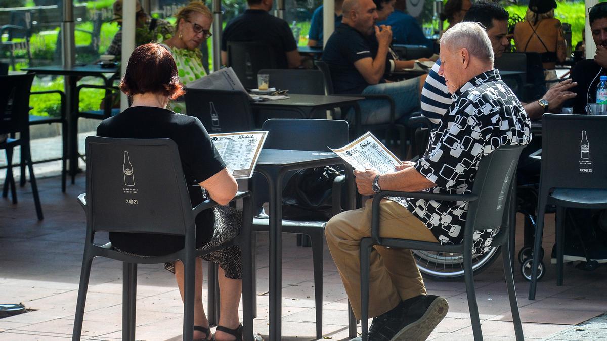 Dos turistas en una terraza.