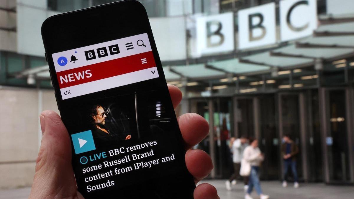 La BBC elimina el contenido de Russell Brand de sus plataformas digitales.