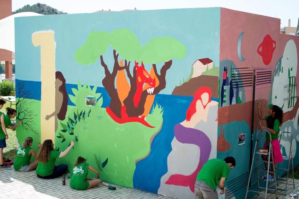 Una veintena de alumnos de Bachillerato de Arte del IES Universidad Laboral transforma en tres días un pintarrajeado depósito de agua de Parques y Jardines en una obra de arte.