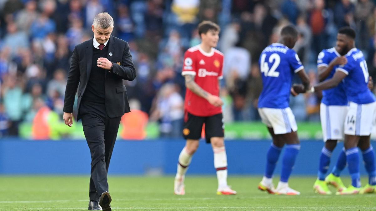 Ole Gunnar Solksjaer abandona el campo tras la derrota del United ante el Leicester