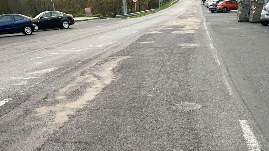 Estado que presenta el firme en un tramo de la Avenida Xosé Cuiña.