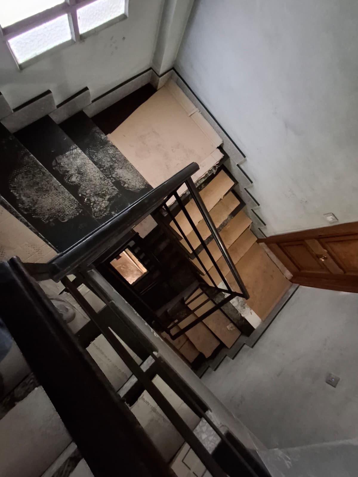 Los vecinos han tenido que colocar cartones en la escalera: está repleta de hollín