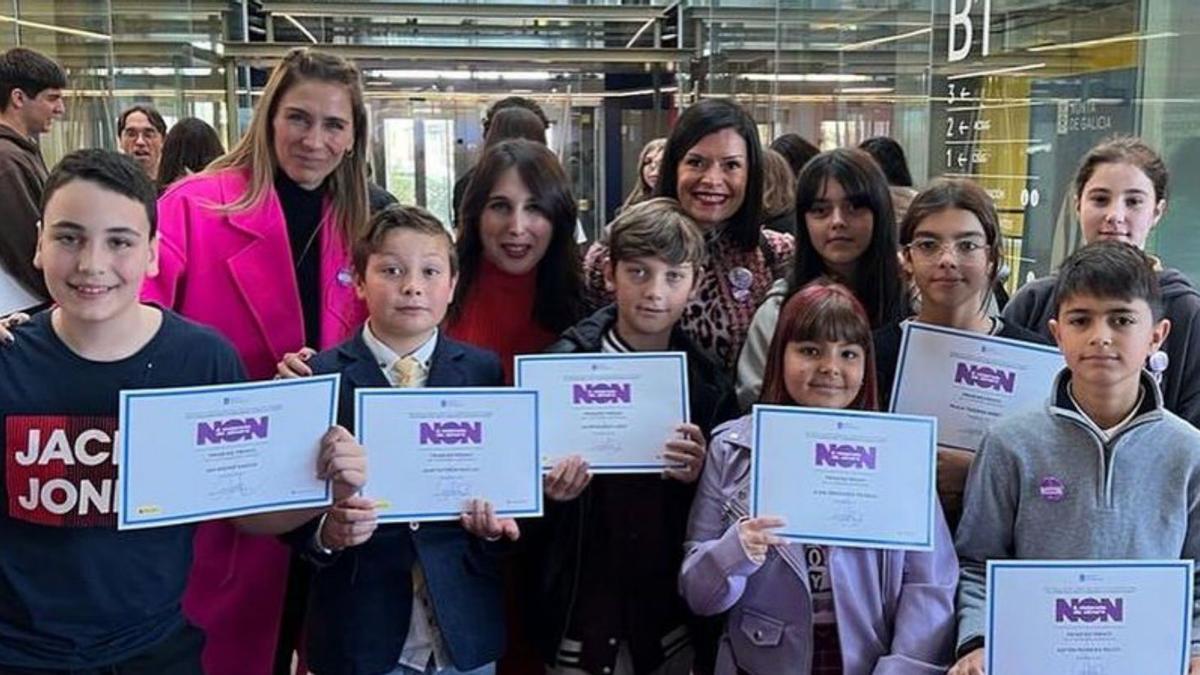 O alumnado do CEIP Mestre Martínez recolleron o premio.  | // D.P