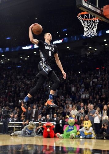 LaVine, de los Timberwolves de Minnesota, revalidó su título de campeón del concurso de mates después que en la tercera ronda alargada por los empates que se dieron hizo un mate perfecto de 50 puntos, el cuarto de la noche, y superó al novato Aaron G