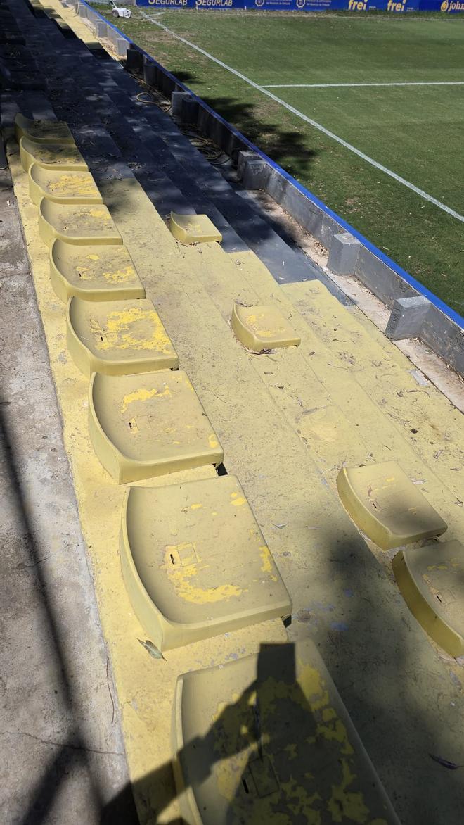Así están las instalaciones y gradas del campo municipal de fútbol de Los Arcos en Orihuela