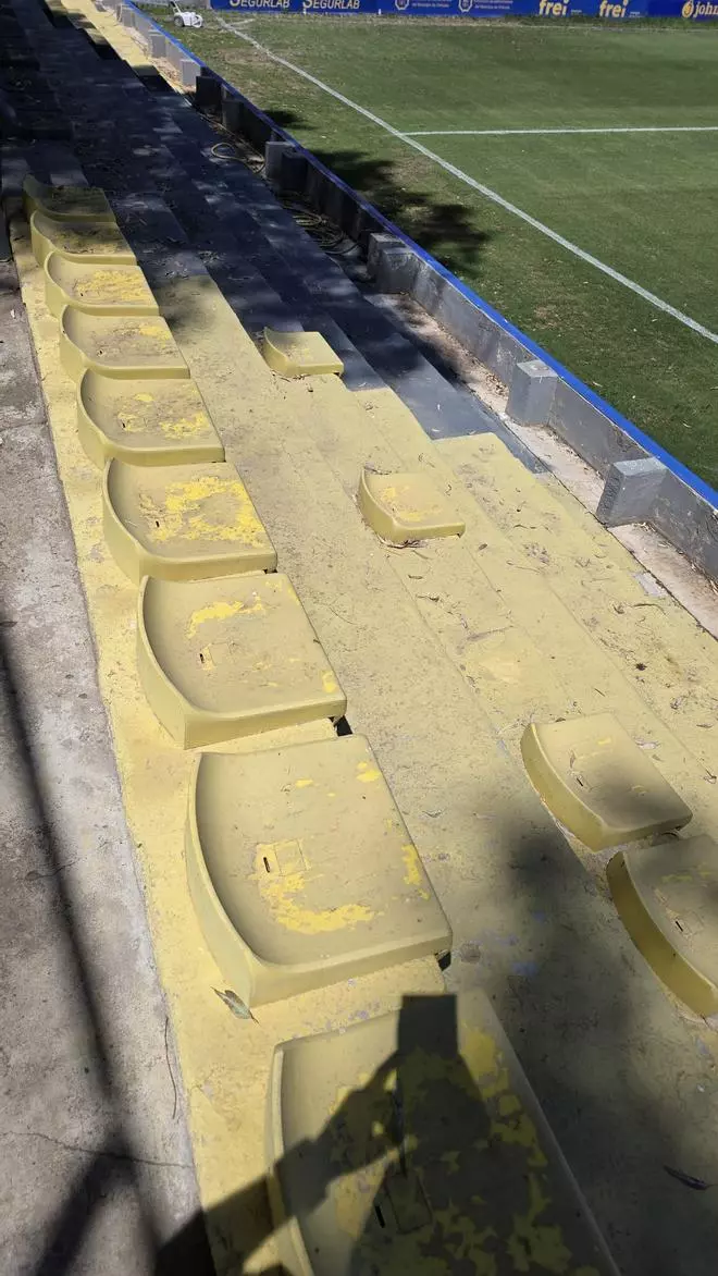 Así están las instalaciones y gradas del campo municipal de fútbol de Los Arcos en Orihuela