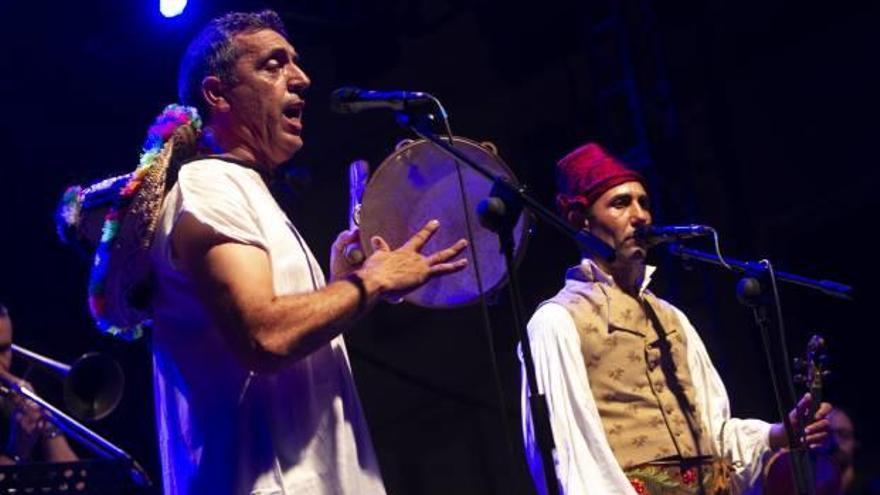 Botifarra y Ahmed Touzani durante el concierto de presentación de su nuevo disco, anteanoche en la Plaça de la Seu.