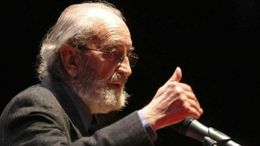 El poeta Ángel González.