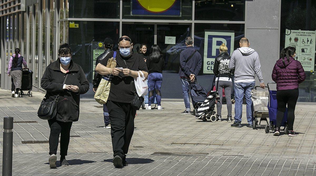 Cola de clientes ante un supermercado de Barcelona, el 14 de abril. Cola de clientes ante un supermercado de Barcelona, el 14 de abril.