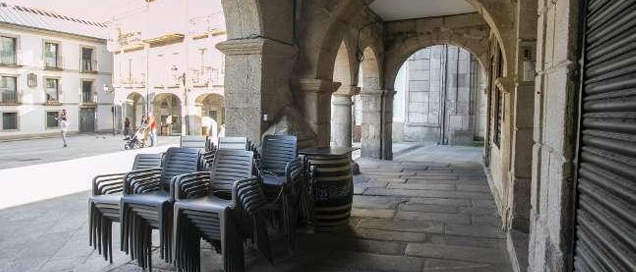 Soportal del Casco Vello con las sillas de la terraza recogidas. // R. Grobas