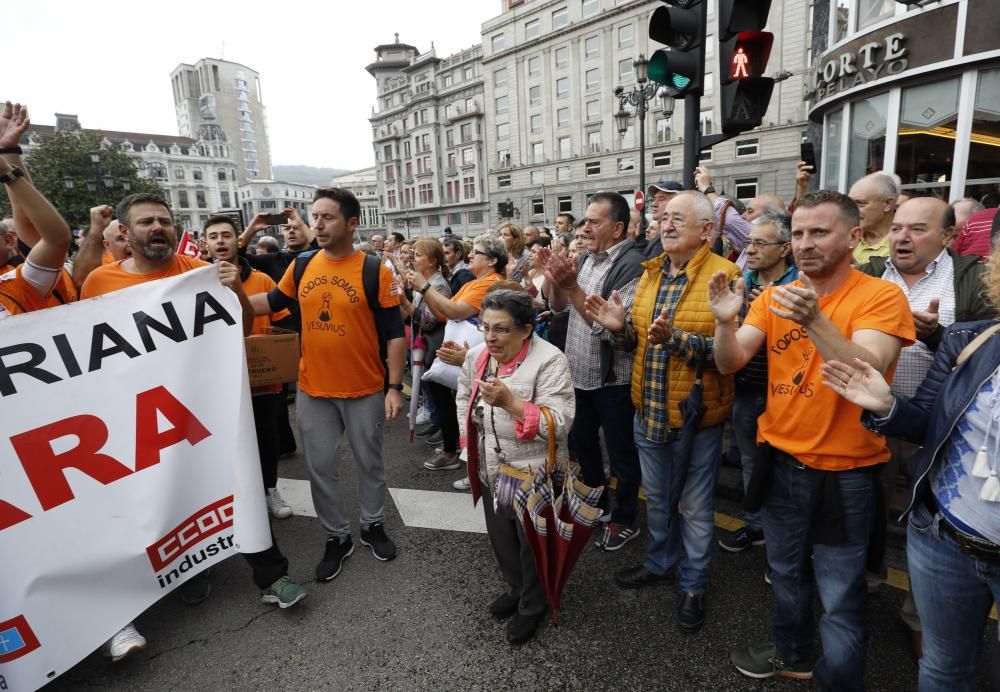 Los trabajadores de Vesuvius marchan a pie desde la fábrica de Riaño hasta la Junta