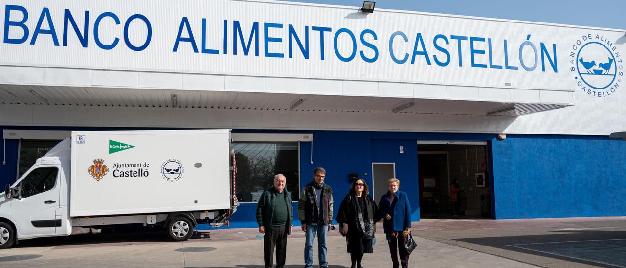 Los cuatro presidentes y presidentas que ha tenido el Banco de Alimentos en Castellón, junto al almacén actual.