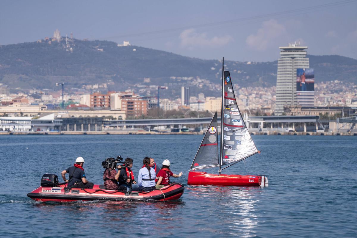 La UPC presenta Raig FNB, el velero autónomo construido por estudiantes de la Facultat de Nàutica de Barcelona que competirá en ‘La Micro Ruta de la Sal’.