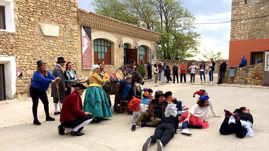 Ouka Leele fotografía al pueblo de Fuendetodos para su ‘Disparate’