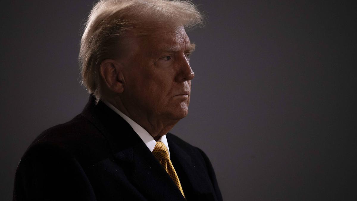 Retrato: el presidente electo de Estados Unidos, Donald Trump, en la catedral de Notre Dame de París, en París, el 7 de diciembre de 2024. Foto de Eliot Blondet / ABACAPRESS.COM