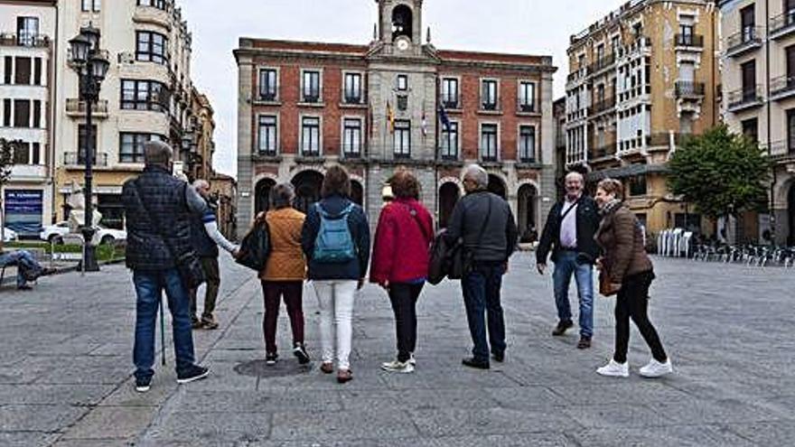 Un grupo de turistas pasea por la Plaza Mayor de Zamora.