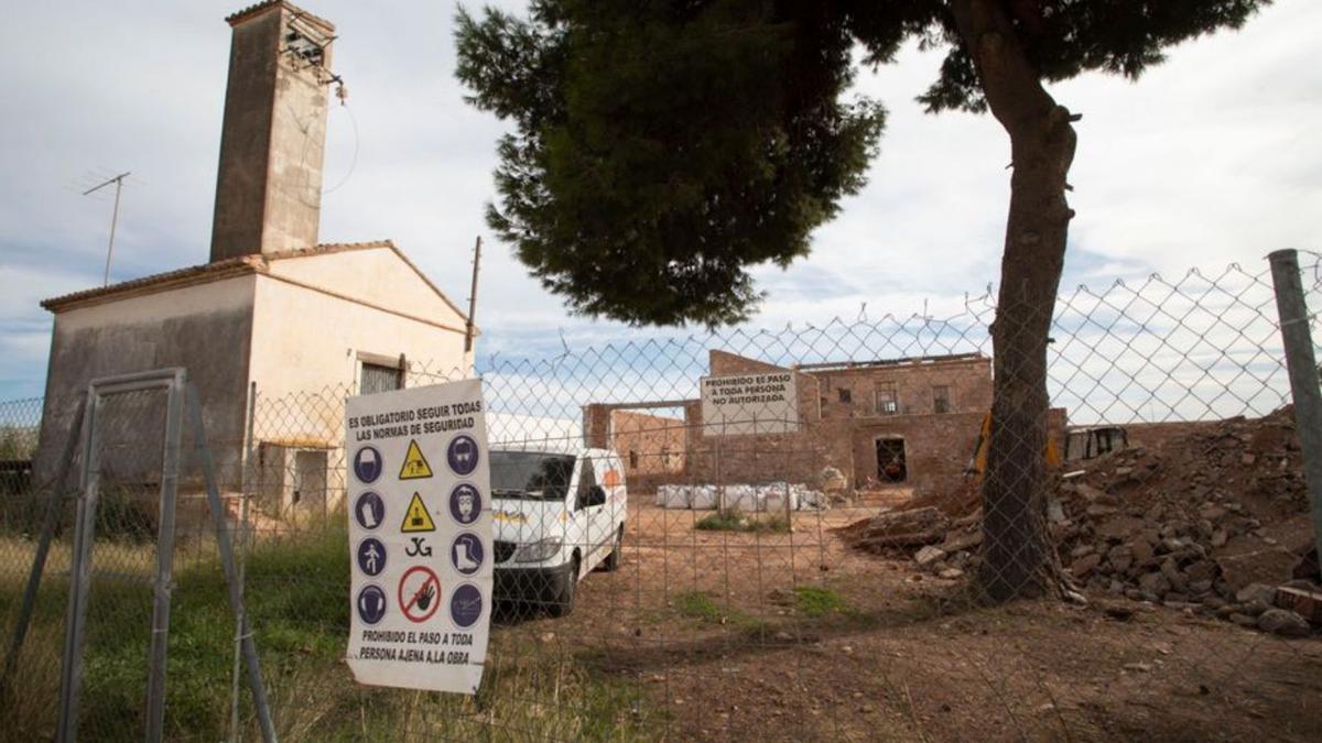 Alquería en obras, en la zona donde se hará el centro de FP. | DANIEL TORTAJADA