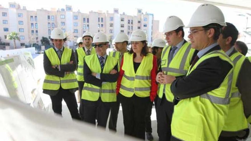 El conseller visita las obras del nuevo centro hospitalario de Ibiza.