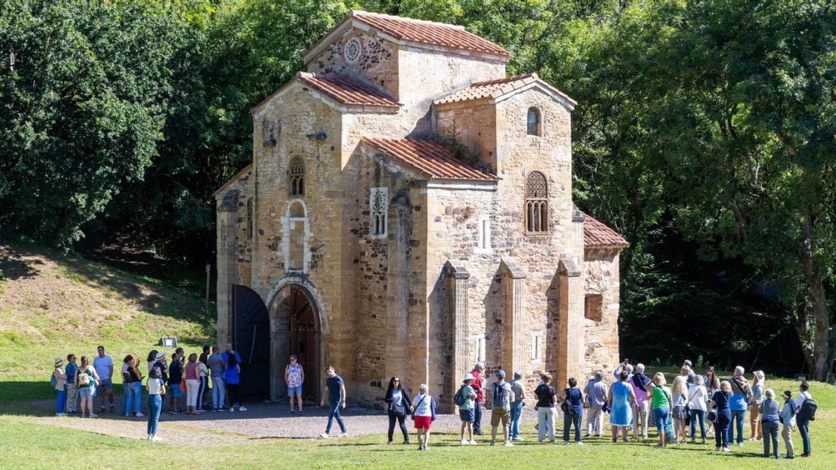 Visitantes junto a San Miguel de Lillo.