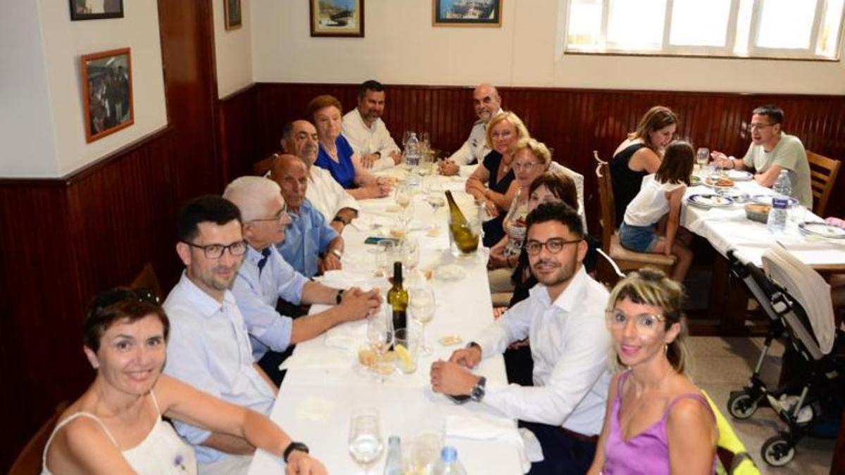 El Consulado Argentino en Vigo, los marineros y sus familias, durante su comida en Bueu.