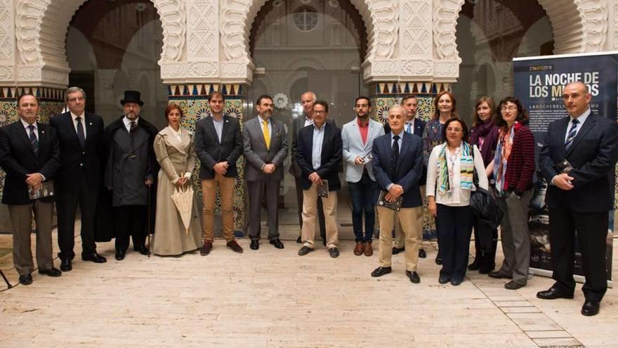 José López (centro.), con los organizadores y responsables de la Noche de los Museos.