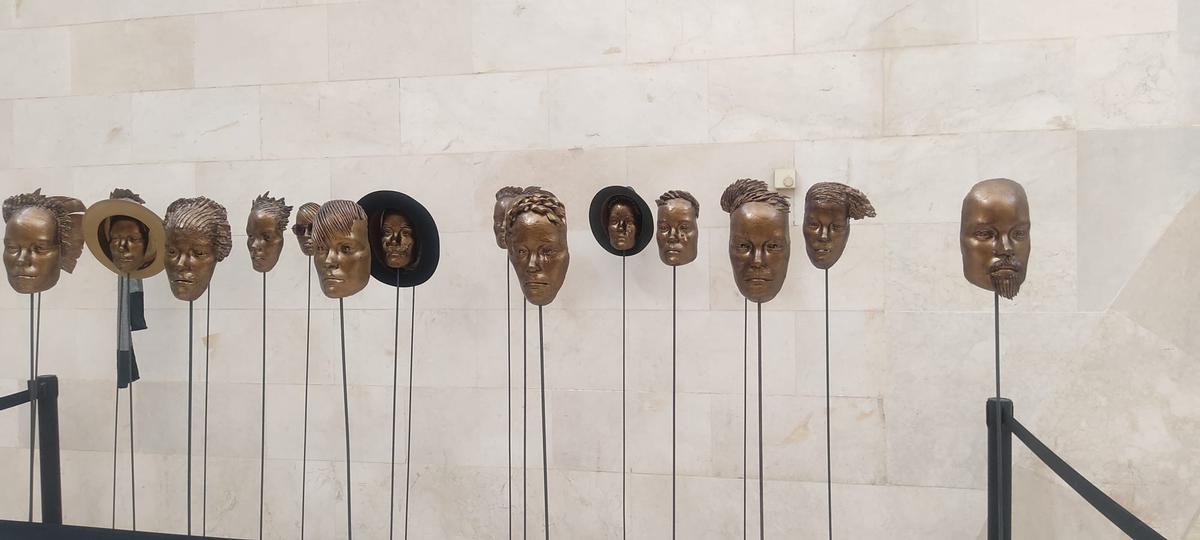 Скульптуры выставлены в библиотеке