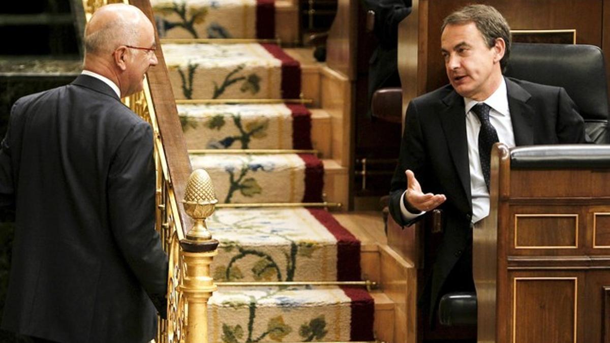 Zapatero habla con el portavoz de CiU, Josep Antoni Duran Lleida, este miércoles en el Congreso.