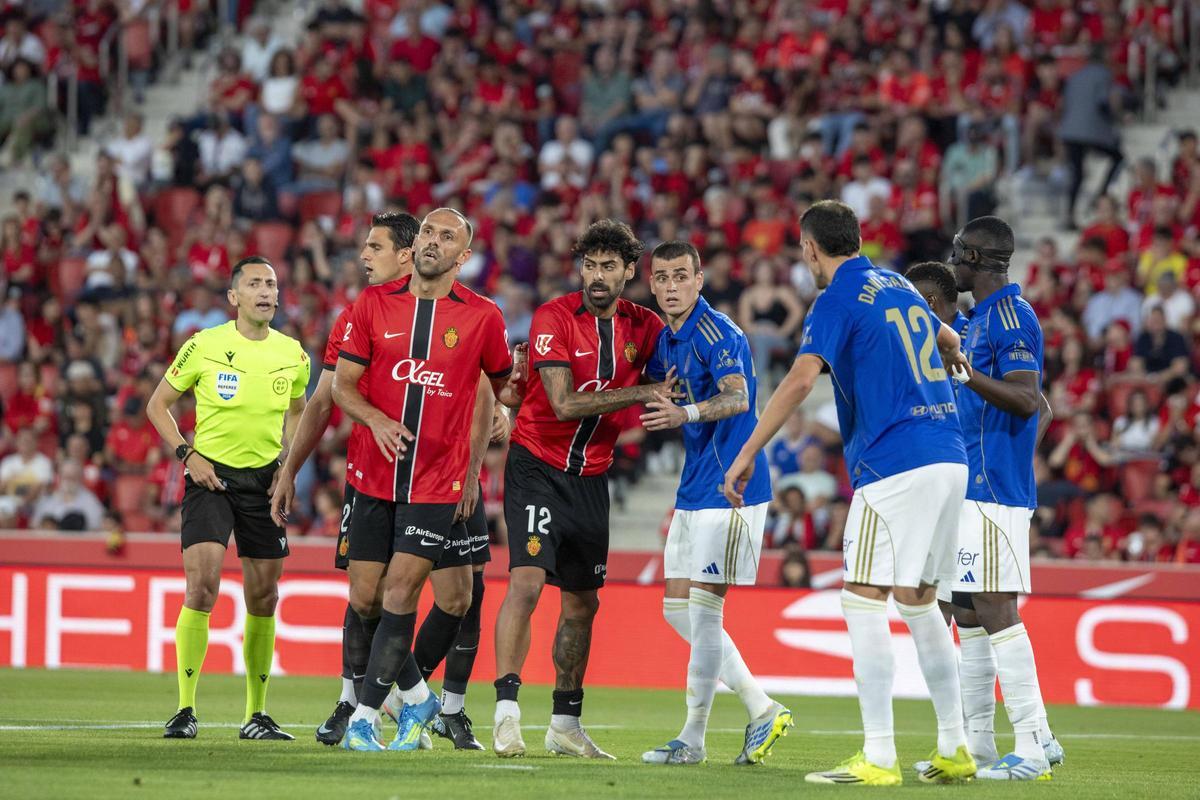 Muriqi y Samu Costa, durante el partido ante el Oviedo.