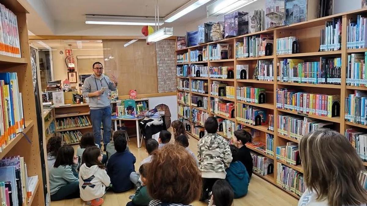 Acto con escolares en la biblioteca de Posada, en una imagen de archivo.
