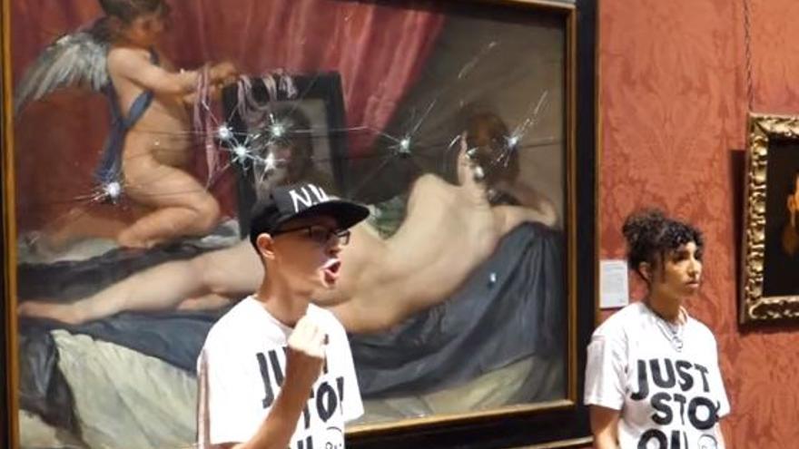 Dos activistas vandalizan la Venus del Espejo de Velázquez.