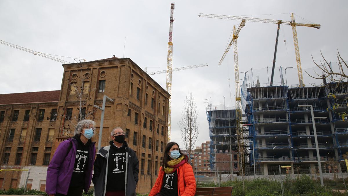 L'Hospitalet de Llobregat 09/03/2022 Barcelona Historias metropolitanas (16): 'La lluita de Cosme Toda contra la massifiació de L'Hospitalet' o la llucha de Cosme Toda contra la masifiación de L'Hospitalet, construyen pisos en edificios de 9 plantas, en los terrenos de la antigua boveda ( C/ Enric Prat de la Riba, 56) y fabricas de debajo la via del tren. Vecinos protestan, por la masificación y ausencia de zonas verdes. FOTO DE RICARD CUGAT