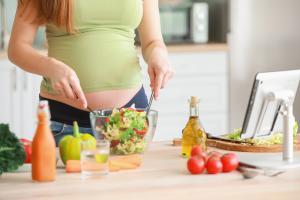 Seguir una dieta mediterránea puede reducir el estrés y la ansiedad durante el embarazo.