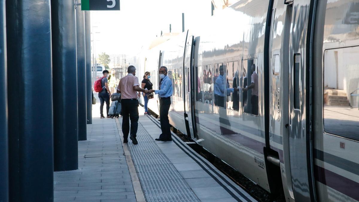 Pasajeros acceden a un tren de Renfe en la estación de Cáceres.