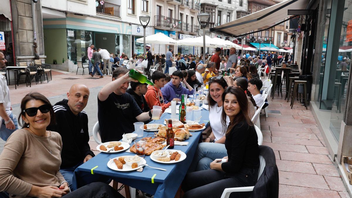 Asistentes a la comida en la calle el año pasado