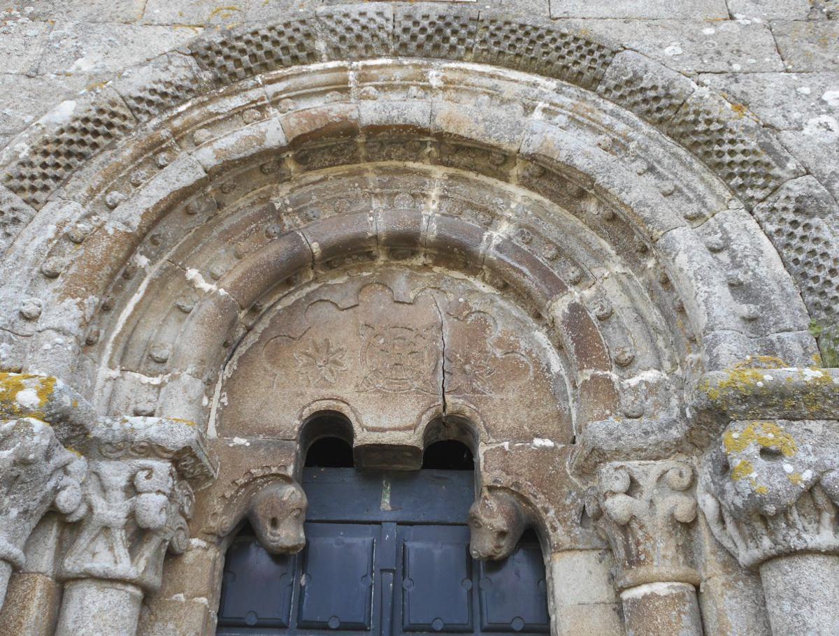 Tímpano e arcos da porta de acceso.