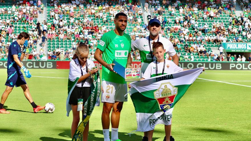 La peña &quot;Furia Franjiverde&quot; entrega a Mascarell el premio al mejor jugador de la temporada pasada