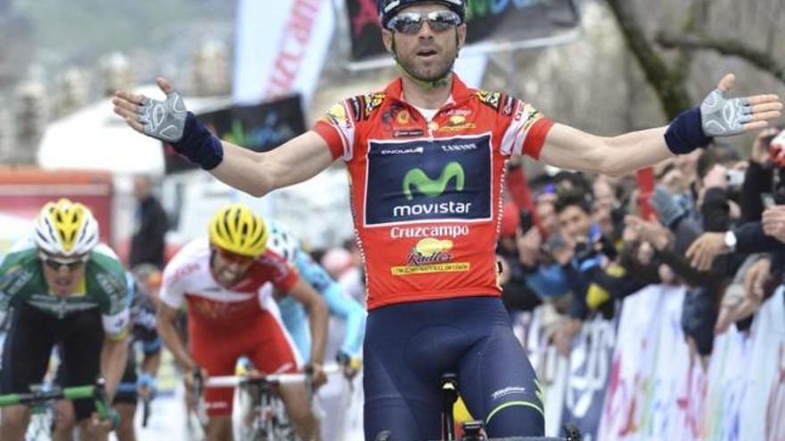 Valverde levanta los brazos con Luis León y Dani Navarro a su espalda.