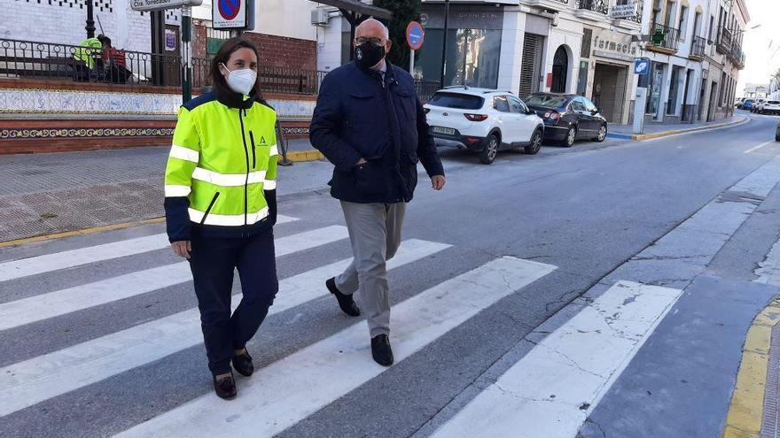 La Junta mejora la seguridad vial con el repintado de marcas viales