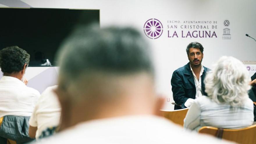 Reunión del alcalde con los responsables de los colegios laguneros. | | E.D.