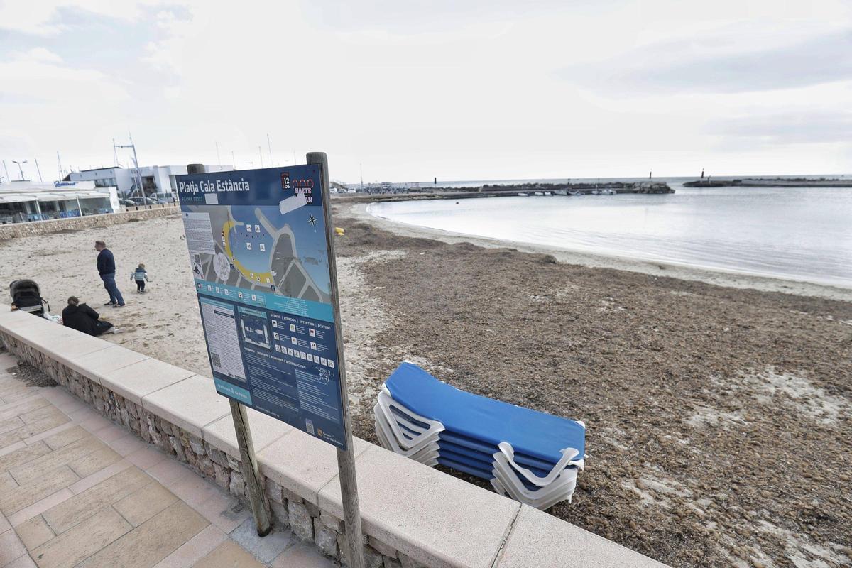 Las cinco playas de Palma se preparan para abrir la temporada de baño.