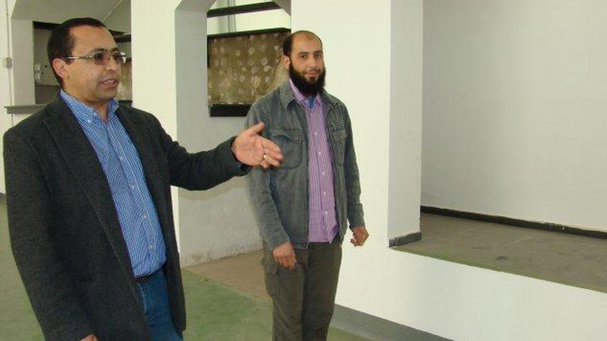 Abdelkader Mansouri i Abdelkader Banabou, de l&#039;associació islàmica, a la nau que acollirà la mesquita, ahir
