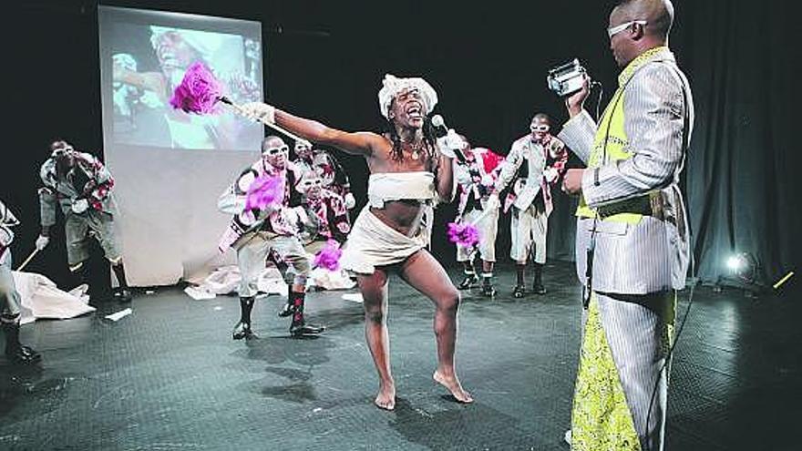 Un momento de la interpretación de la danza zulú desarrollada por la coreógrafa sudafricana Robyn Orlin.