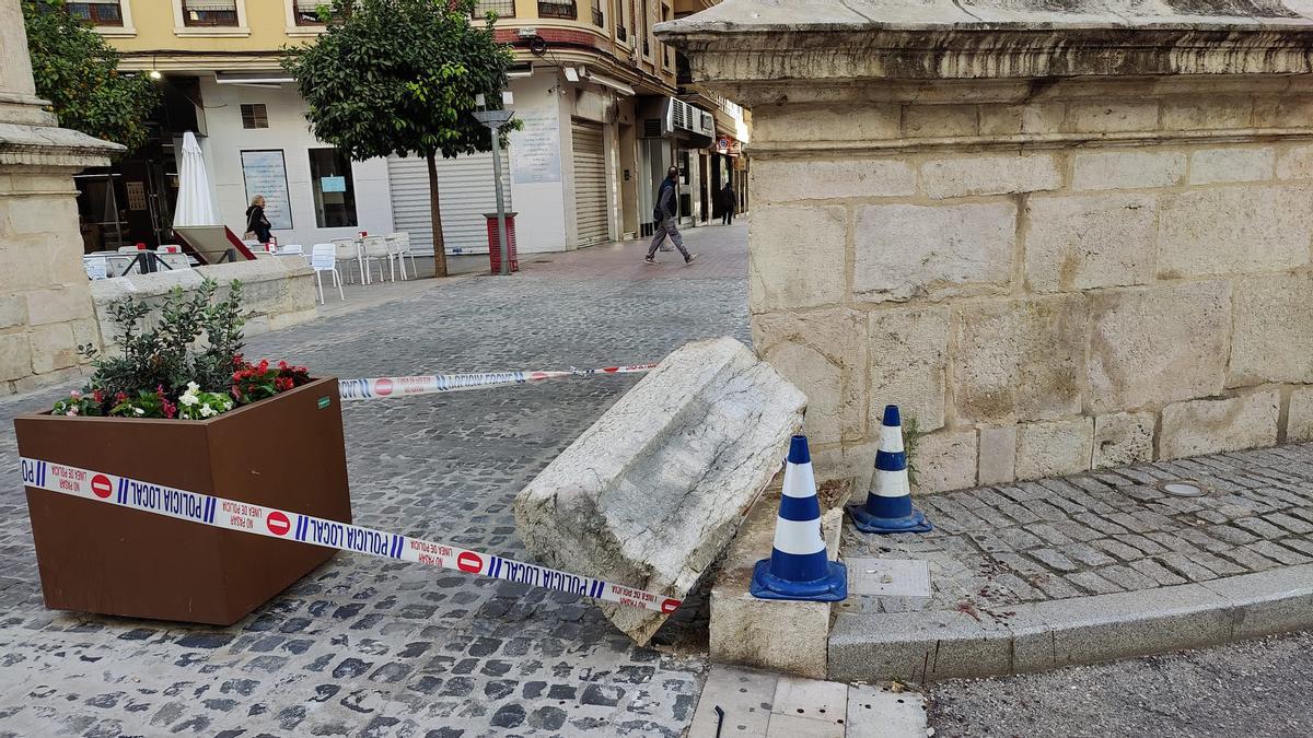 Pretil derribado, con restos de sangre a su alrededor.