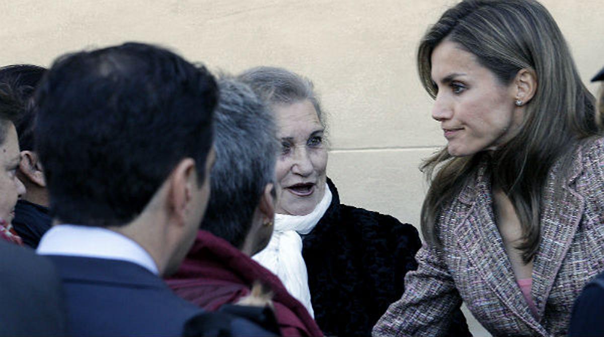 Letizia escolta una dona a punt de ser desnonada a València