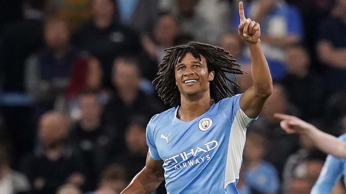 Nathan Aké, lateral derecho improvisado