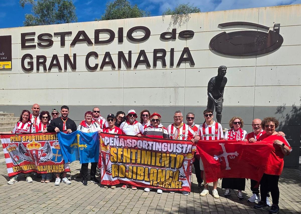Sobre estas líneas, la peña Sentimiento Rojiblanco ante el Estadio de Gran Canaria. A la derecha, arriba, miembros de la peña El Llavianu, en la previa del partido. Debajo, la peña Casa Kilo, en Las Palmas.  | CARLOS TAMARGO