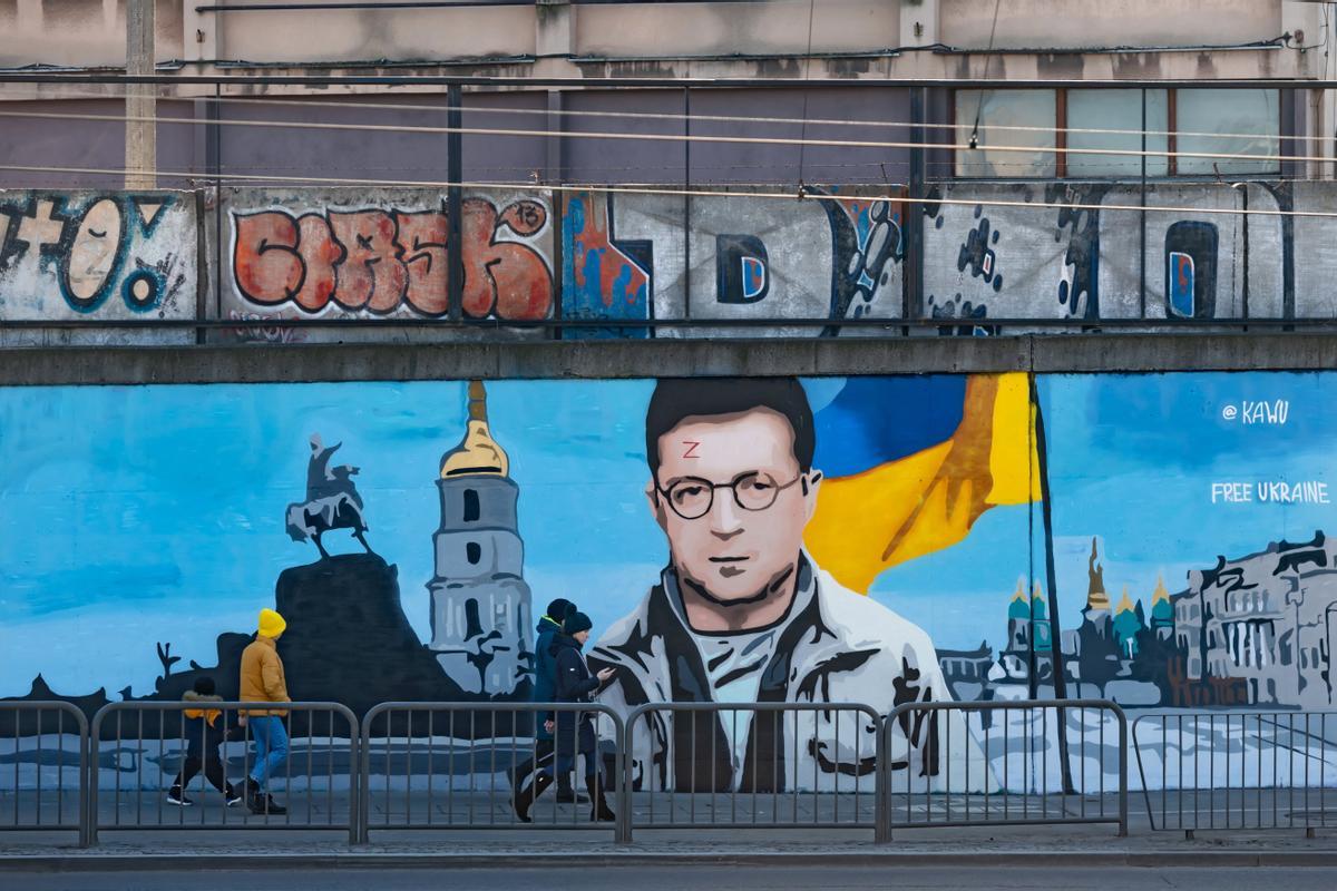 El presidente ucranianos, Volodímir Zelenski, en un mural en Poznan, Polonia.