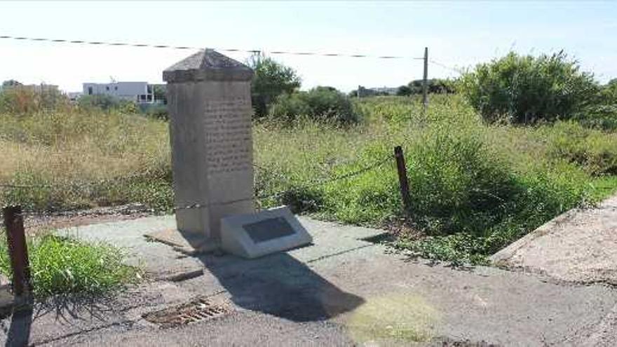 Un monolito recuerda en el barranco de Bellver la muerte en acción humanitaria de los dos guardias civiles en 1850.