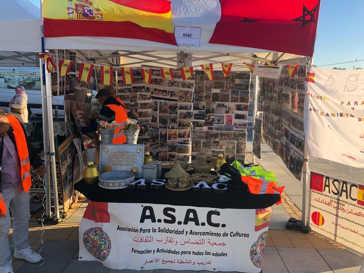 Se han instalado carpas informativas de asociaciones e instituciones locales,